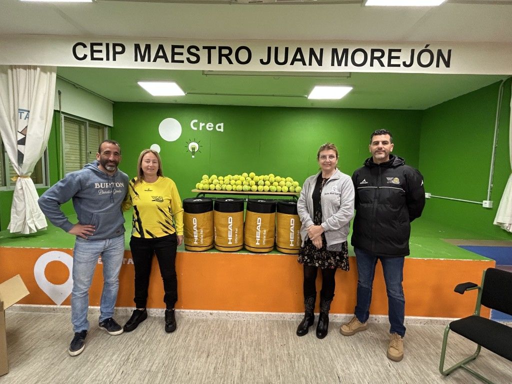 El Colegio Juan Morejón recibe 400 pelotas de tenis de la Federación de Tenis de Ceuta