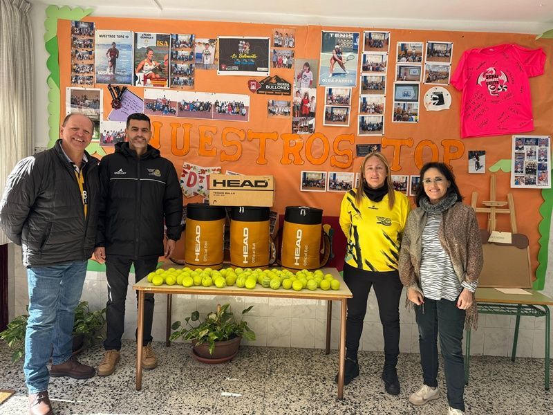 El CEIP "Lope de Vega" recibe de la Federación de Tenis de Ceuta 400 pelotas de tenis en su campaña saludable con los centros educativos 