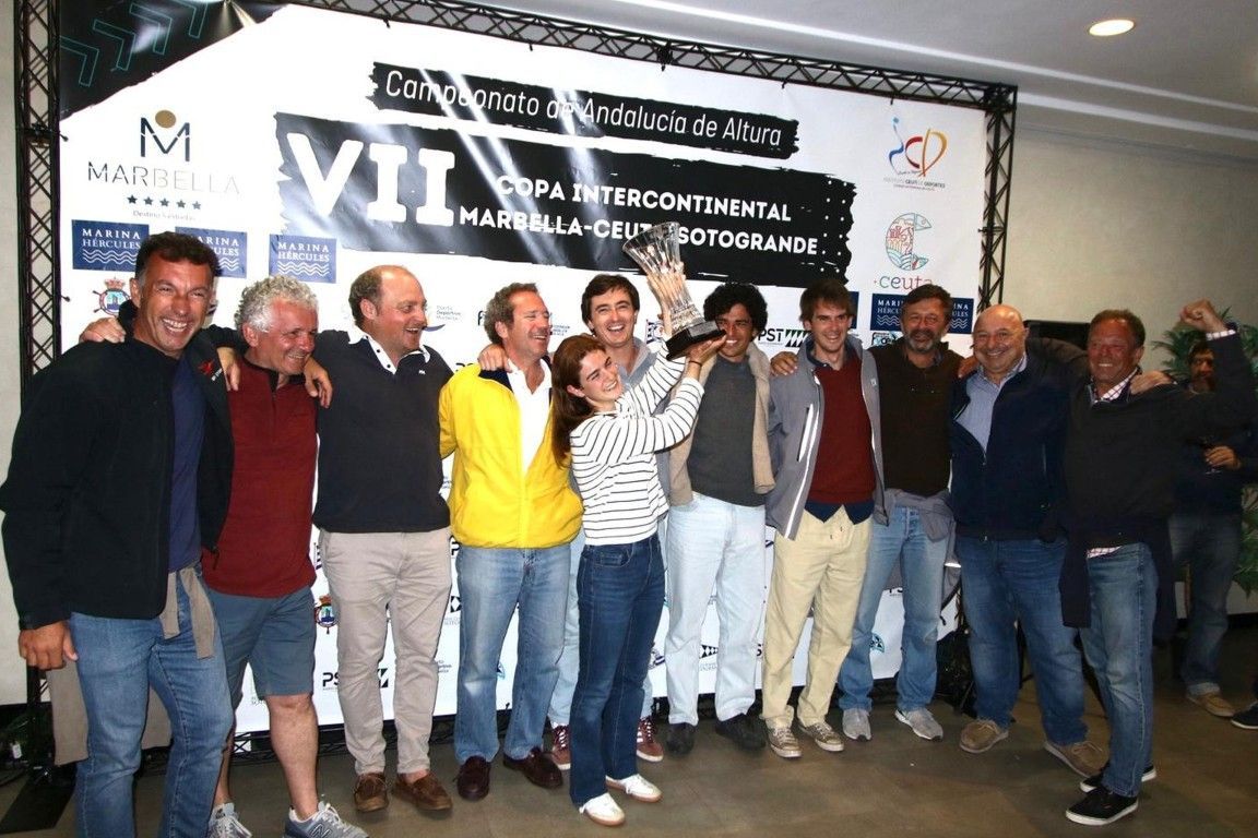 La tripulación del ‘Merdocq’, ganadores de la etapa entre Marbella y Ceuta, posa con el consejero Nicola Cechi.