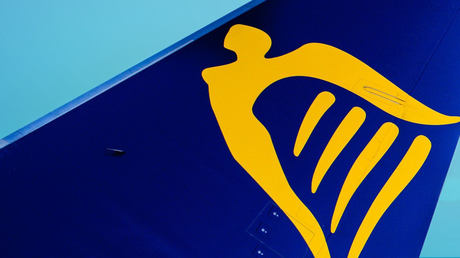 OCU demanda a Ryanair por seguir cobrando el equipaje de mano