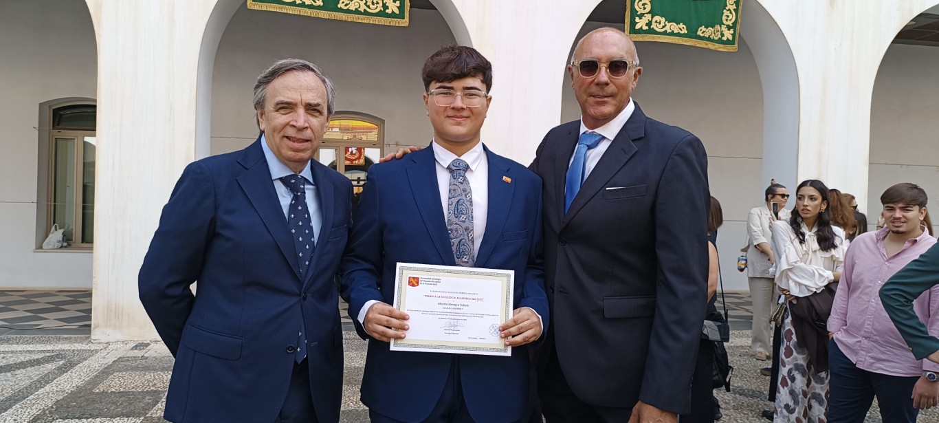 Reconocimiento a la Excelencia Académica: Alberto Almagro Toledo, un Ejemplo de Esfuerzo y Dedicación