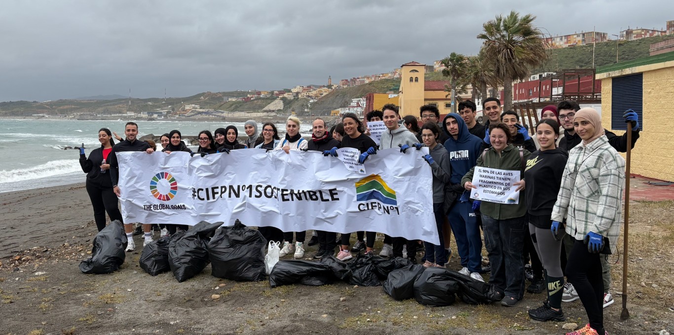 El Centro Integrado de FP número 1 impulsa una recogida de plásticos en las playas