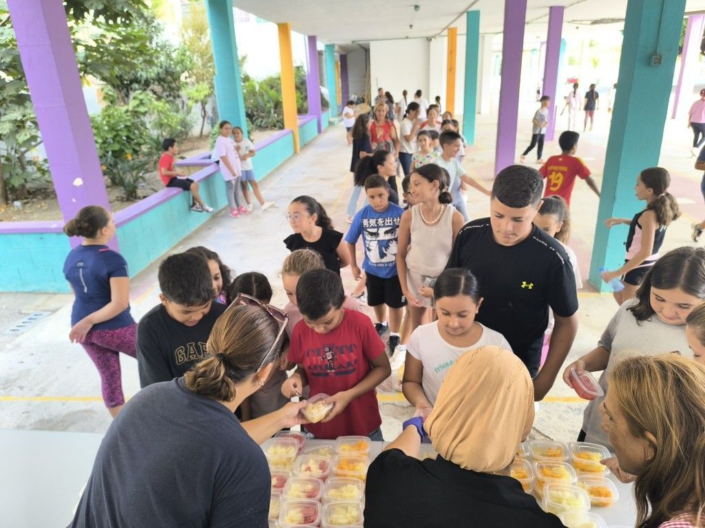El colegio Juan Carlos I lanza la iniciativa “Martes locos por la fruta”