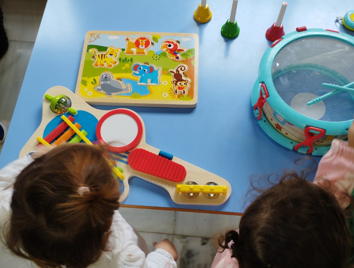 La Federación de Asociaciones de Madres y Padres FAMPA Cuatro Culturas realiza el Taller Inclusivo "Los Cinco Sentidos”