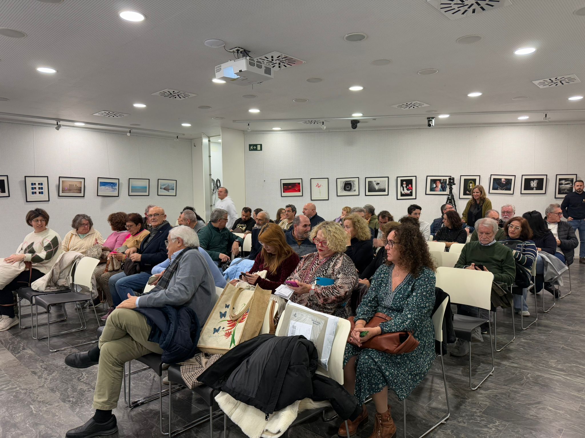 Buen recibimiento por parte de los ceutíes para la presentación del libro "Mira por dónde vas"