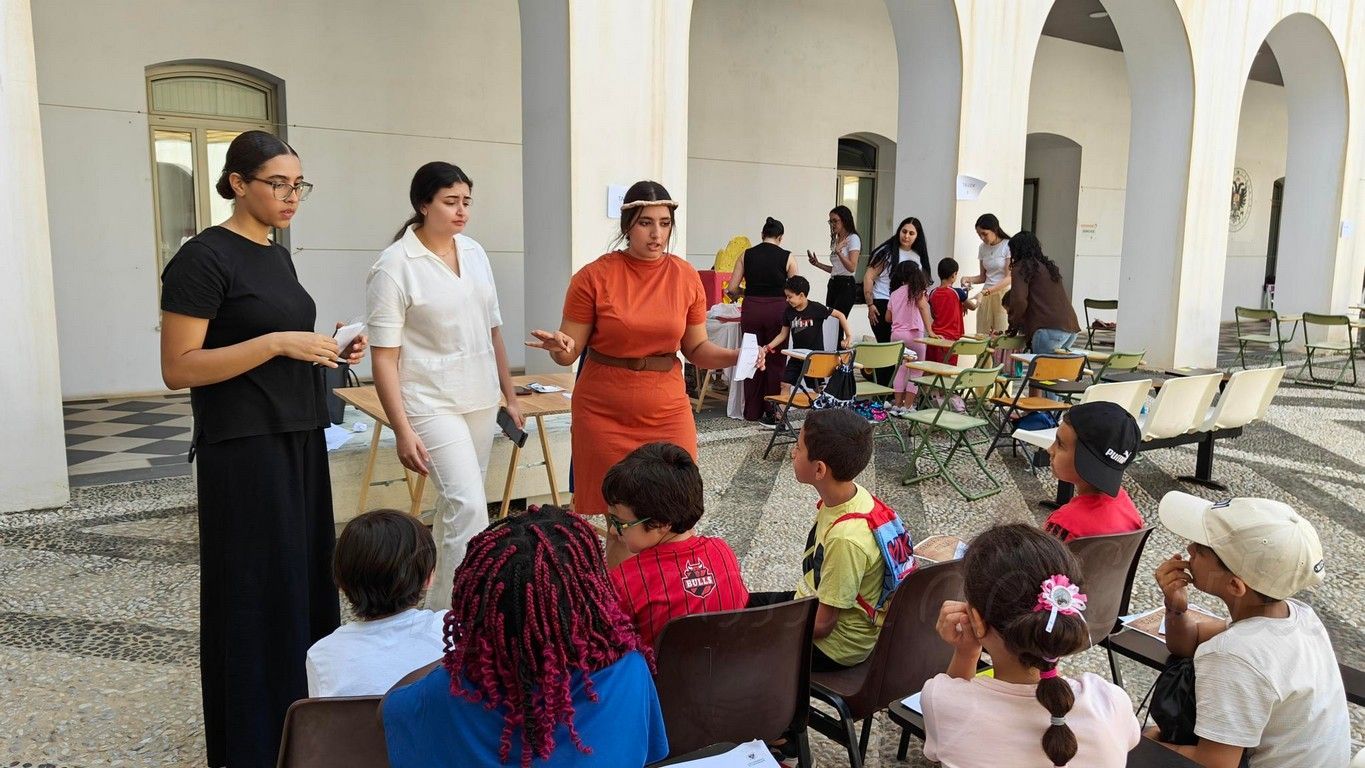 Niños y universitarios se dan la mano en el Campus de Ceuta para rescatar los mitos locales con el programa HERMES