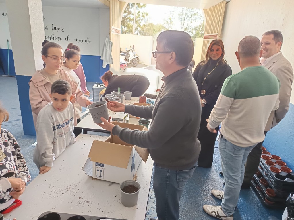El colegio Reina Sofía acoge una jornada especial de siembra