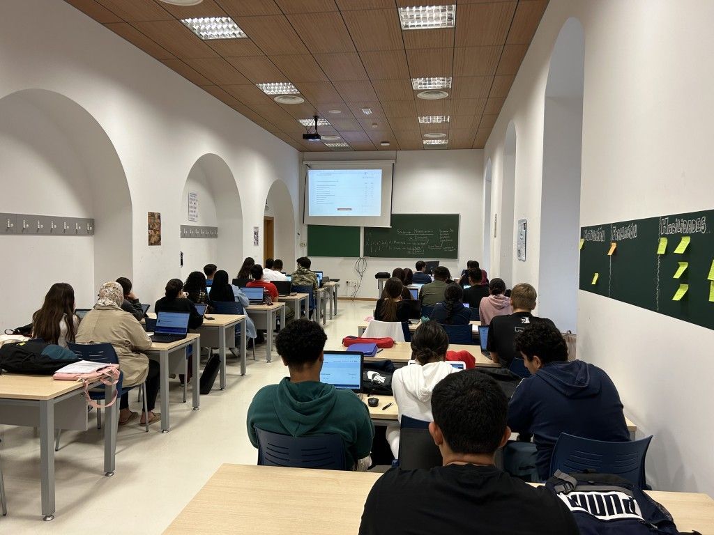 La Facultad de Educación, Economía y Tecnología de Ceuta revoluciona la enseñanza de la macroeconomía con la simulación Econland