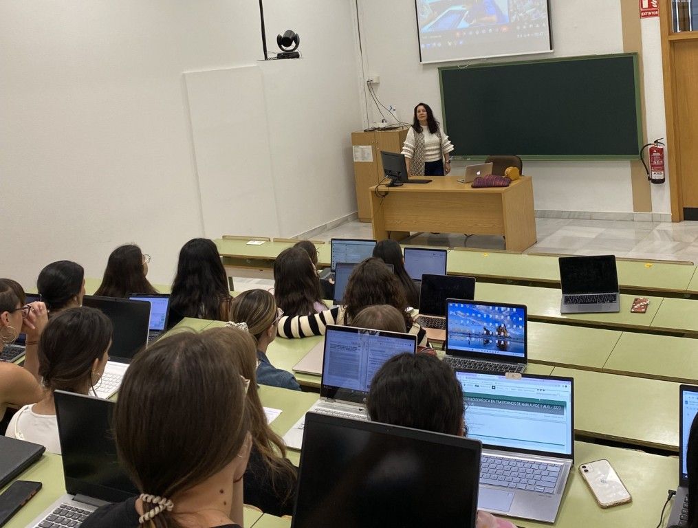 Un estudio de la UGR destaca la ventaja de la enseñanza presencial frente a la educación a distancia en el desarrollo de las competencias digitales 