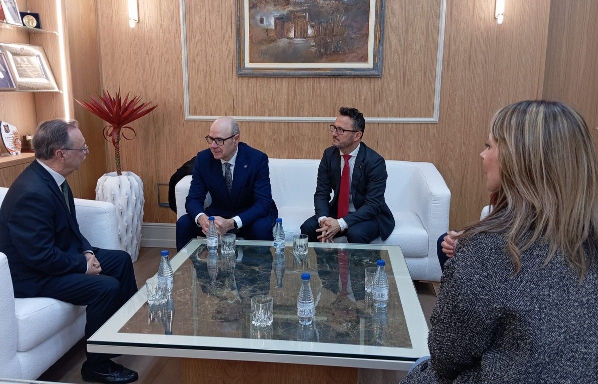 El presidente Vivas recibe al rector de la UGR, Pedro Mercado