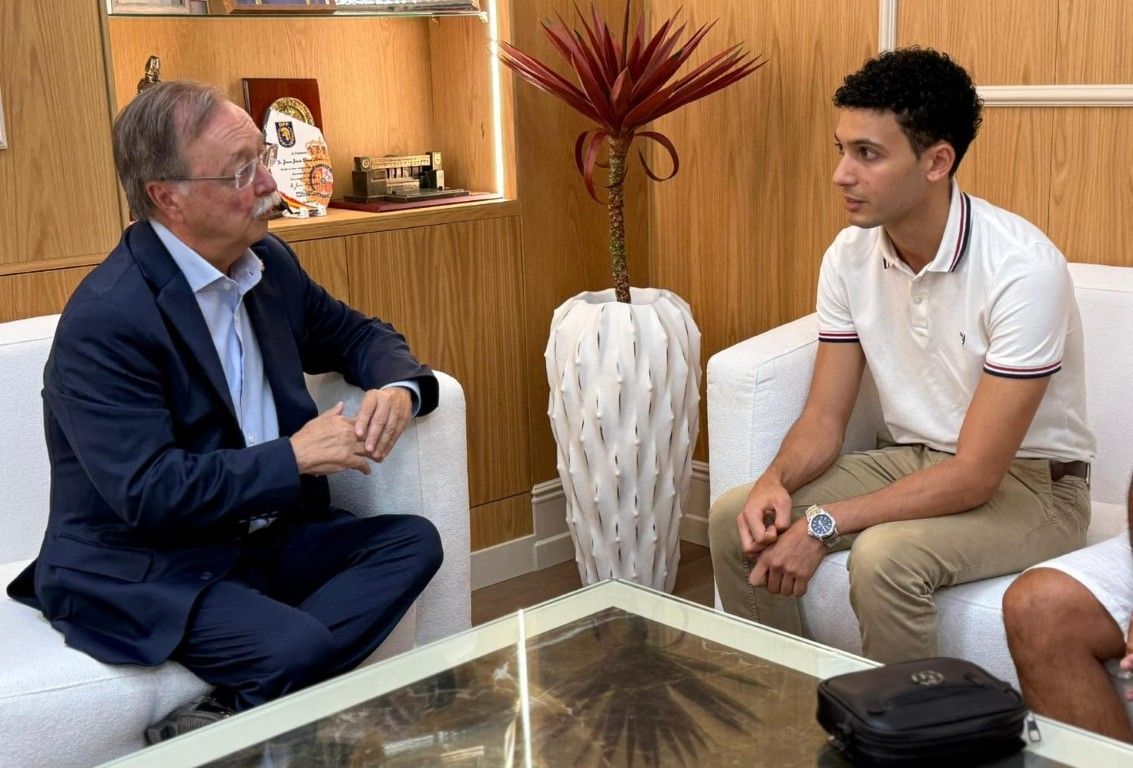 Vivas recibe al estudiante ceutí Yawad Sbini, becado por Harvard