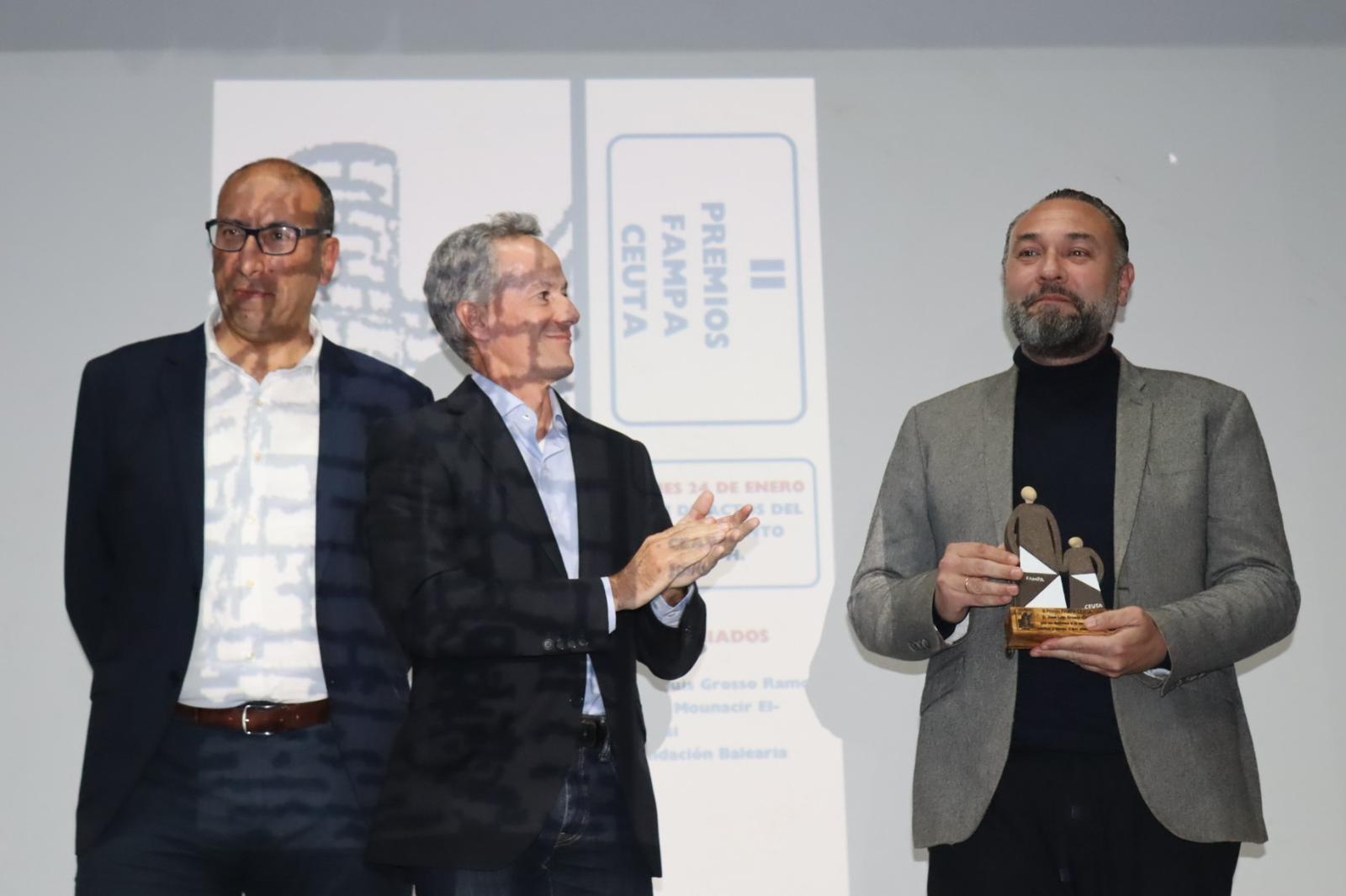 José Luis Grosso Ramos, profesor de filosofía del IES Abyla recogiendo su premio
