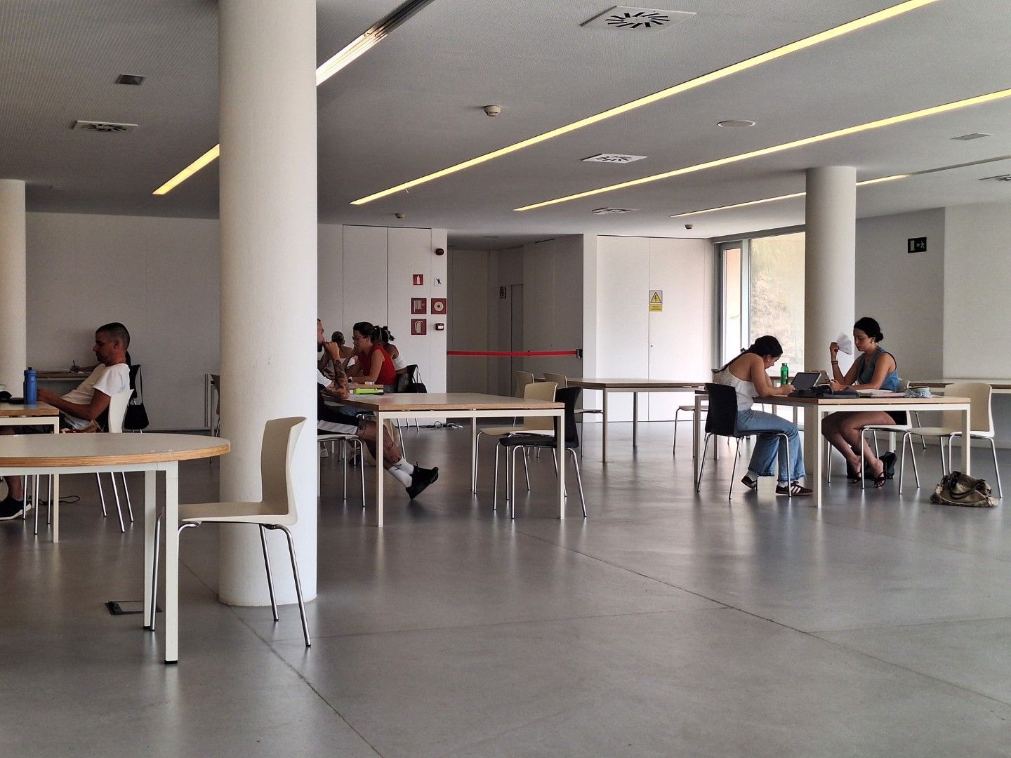 Jóvenes por la Dignidad denuncia la falta de aire acondicionado en la Biblioteca Pública ‘Adolfo Suárez’ 