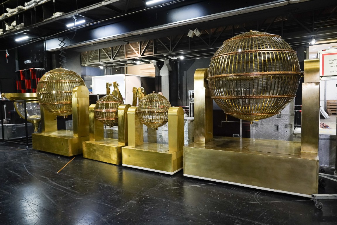 Los bombos del Sorteo Extraordinario de Navidad ya han llegado al Teatro Real