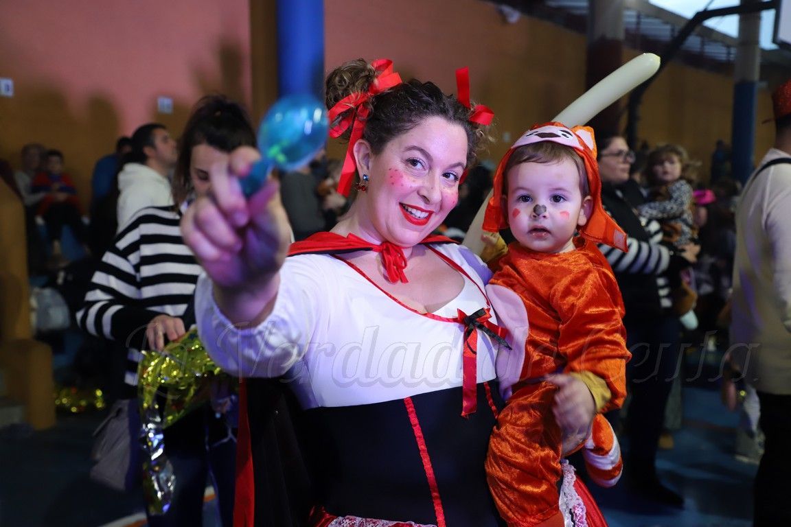 Fotogalería: los Popis en el centro y los niños en el IES Abyla disfrutan del carnaval