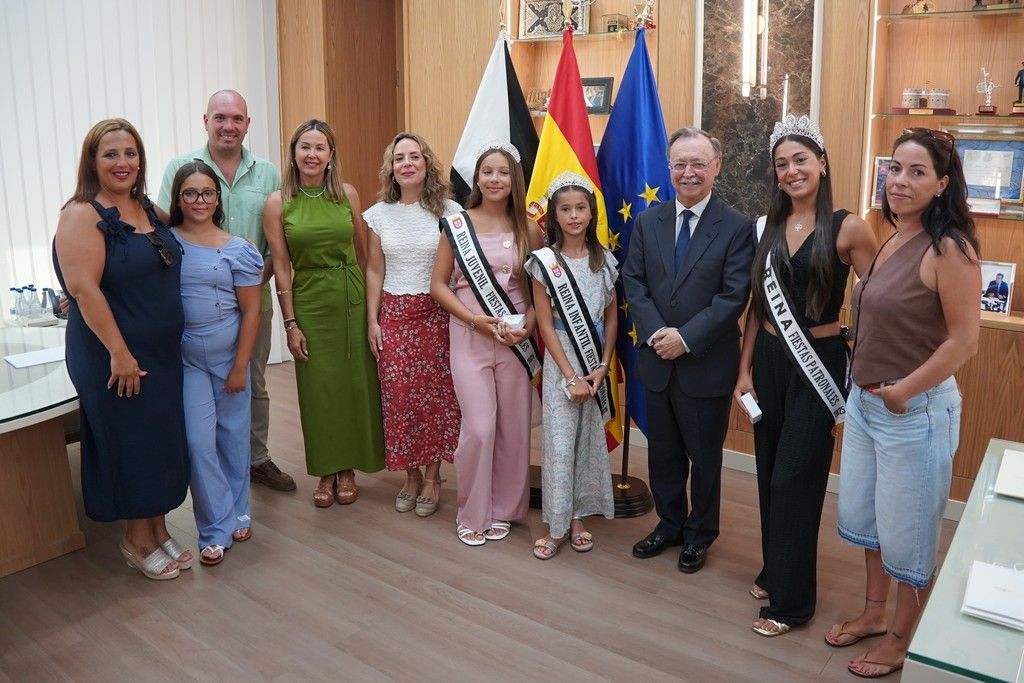 Vivas recibe en su despacho a las Reinas de las Fiestas Patronales entre ilusión, nervios y recuerdos