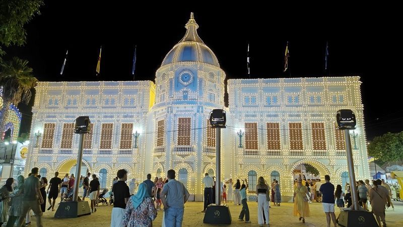 Ceuta da la bienvenida a su Feria 2025 con un deslumbrante encendido inaugural