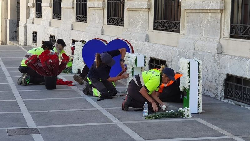 Conmemoran el Día de Ceuta con una ornamentación floral en la Plaza de África