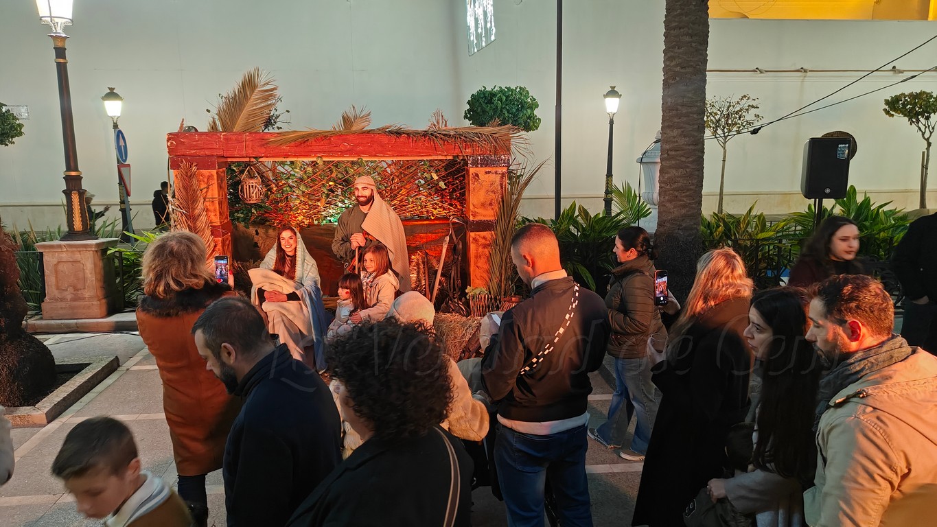 El calor de la tradición vence al frío en el Belén Viviente del Rocío en la plaza de África