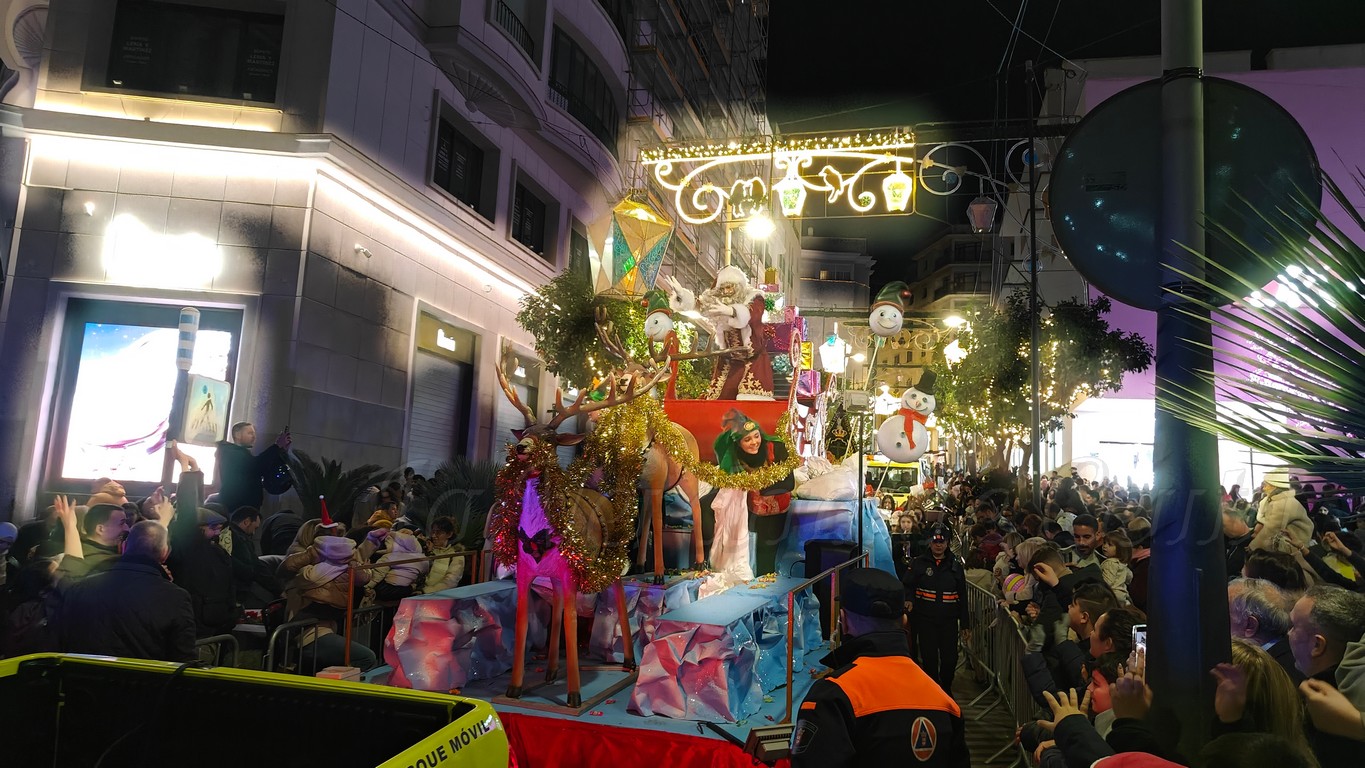 Papá Noel desafía al frío y llena de ilusión las calles de Ceuta en su esperada cabalgata