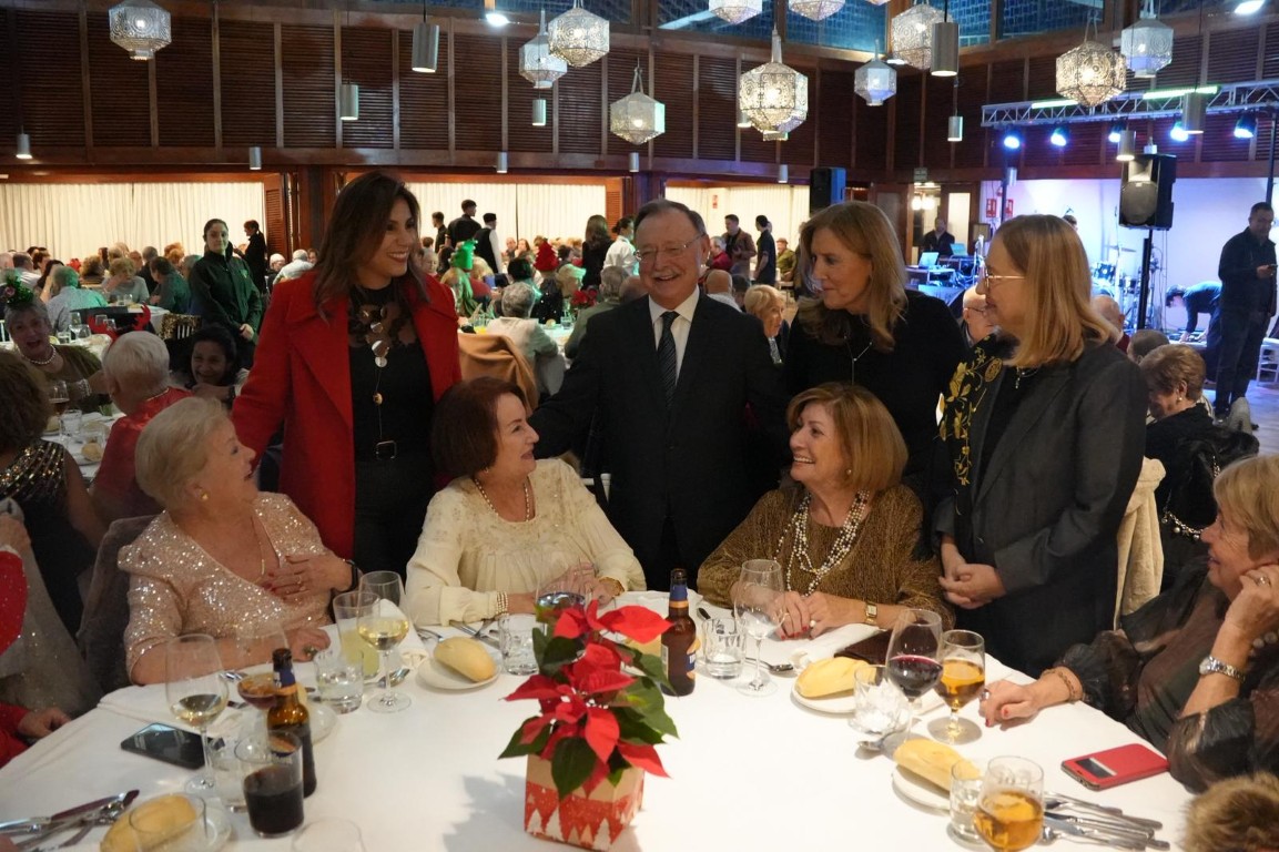 La Cena del Mayor reúne a 300 personas en una velada navideña en el Parador La Muralla