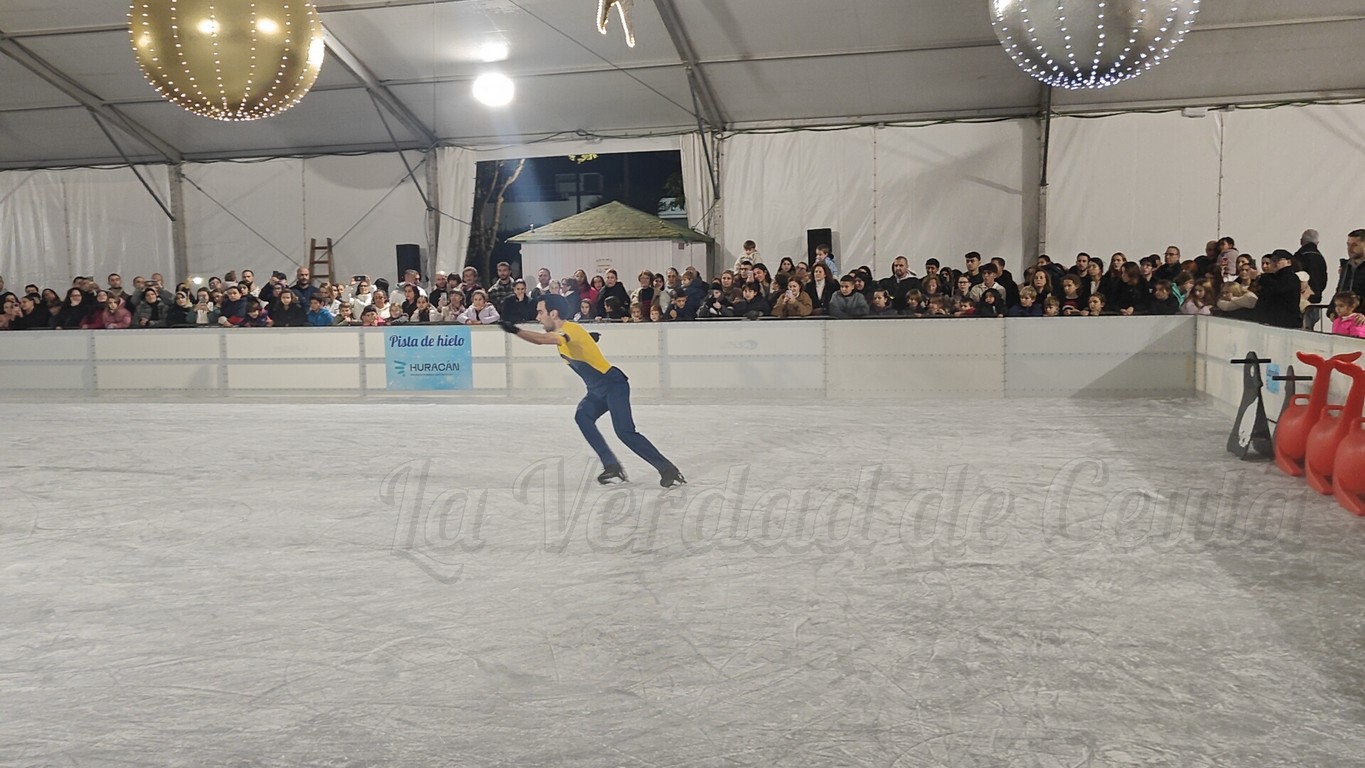 El campeón de España de patinaje artístico da una exhibición en Ceuta