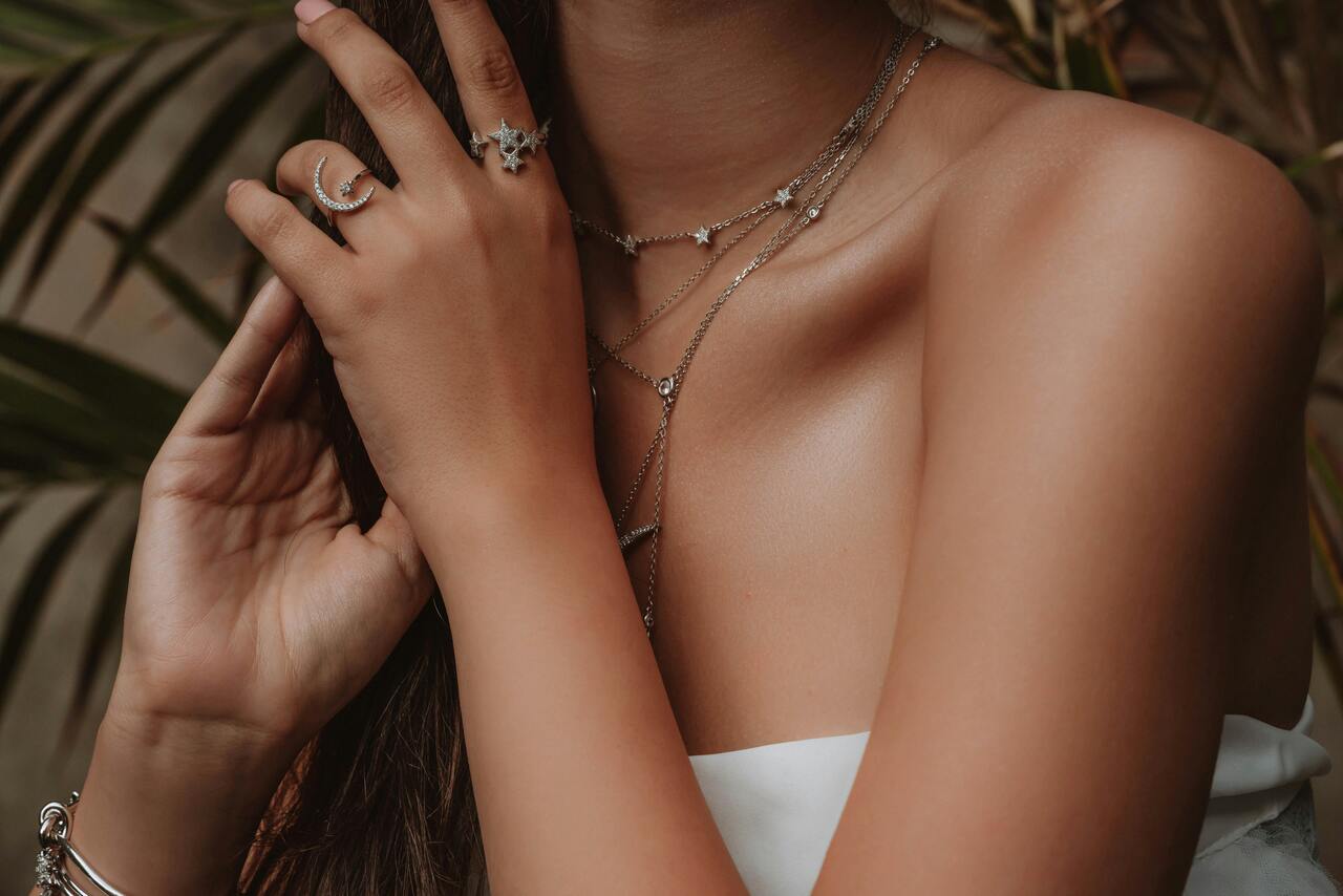 Joyas que transforman tu look: cómo acertar con los complementos