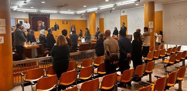La Asamblea guarda un minuto de silencio por el doctor José Manuel Ávila