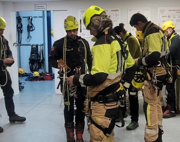 Bomberos de Ceuta reciben formación sobre rescate vertical en Cárcar (Navarra)
