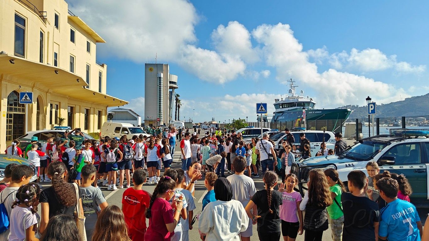 La exhibición de la Guardia Civil vuelve a cautivar a los escolares