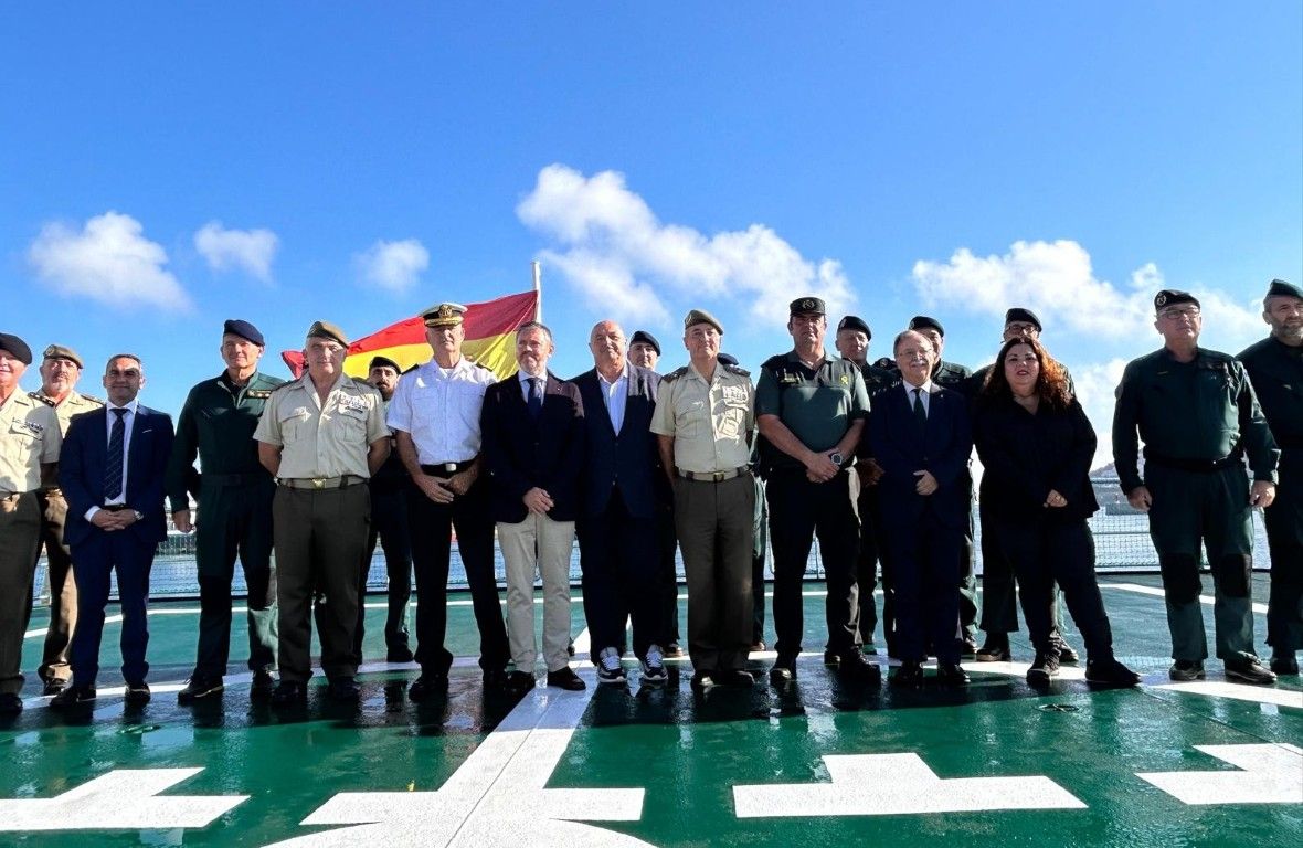 El presidente de la Ciudad visita el nuevo buque oceánico de la Guardia Civil, atracado en el muelle de España
