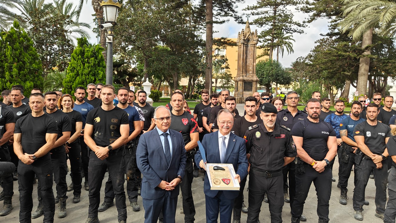 Vivas destaca la labor “esencial” de la Policía Local en la clausura del curso de control de masas