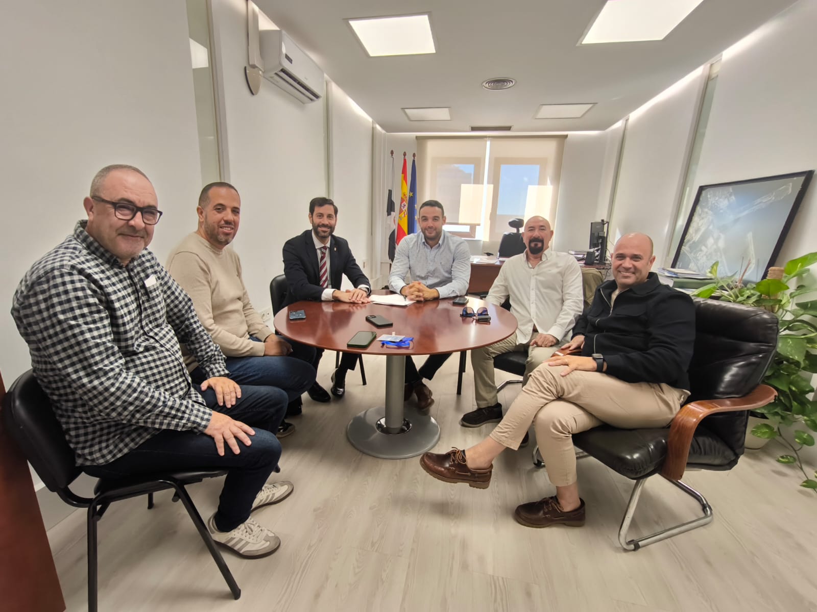 La Consejería y el sector del taxi acuerdan medidas para mejorar la atención al usuario