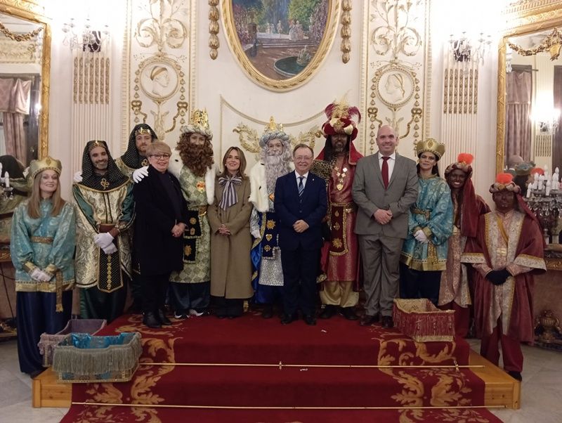 Los Reyes Magos llegan a Ceuta un día antes para evitar la lluvia, y son recibidos por Vivas