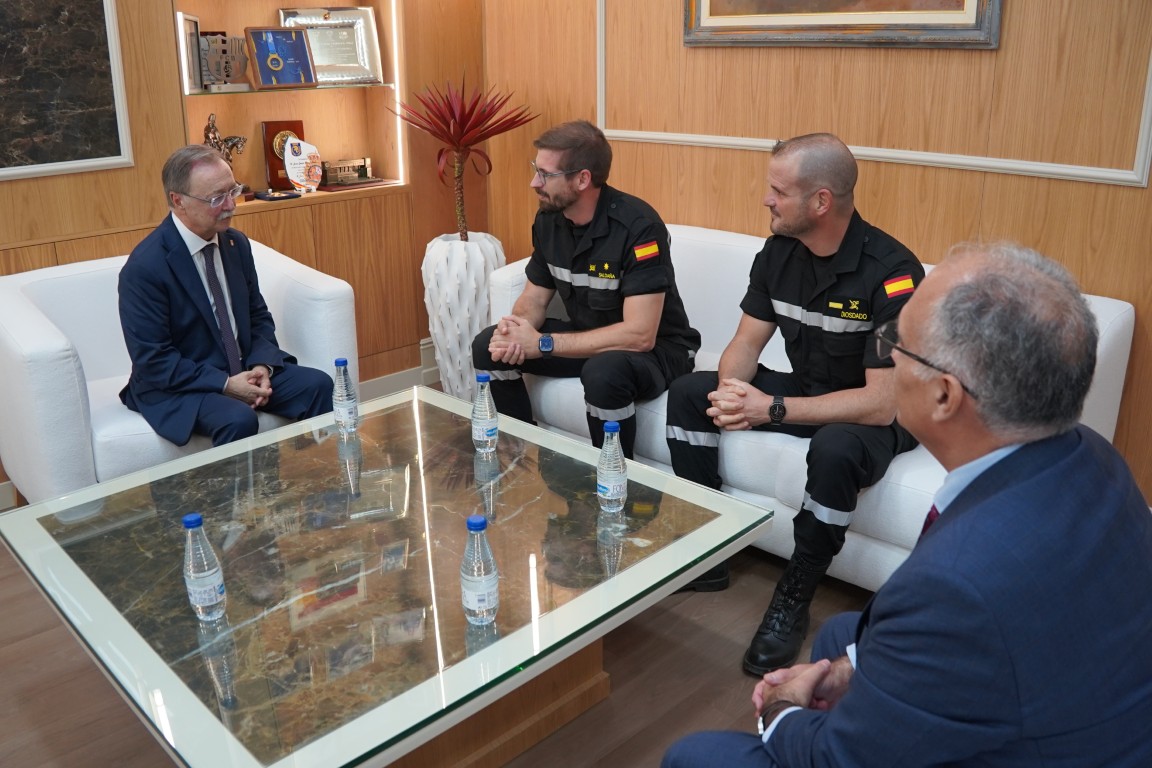 Juan Vivas recibe en su despacho al comandante de la UME