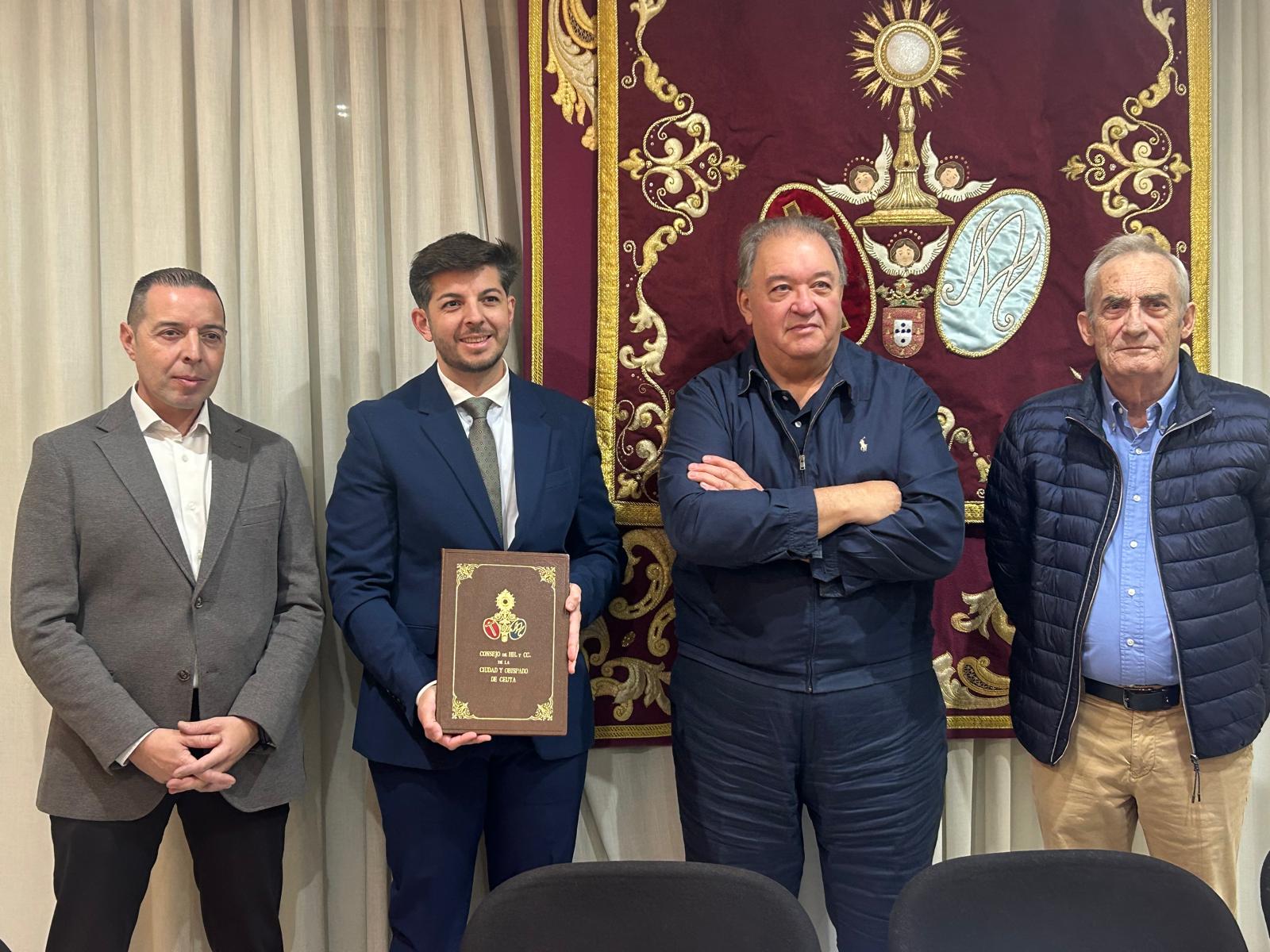 Adrián del Campo recibe las Guardas del Pregón de la Semana Santa de 2026 en un acto marcado por la emoción
