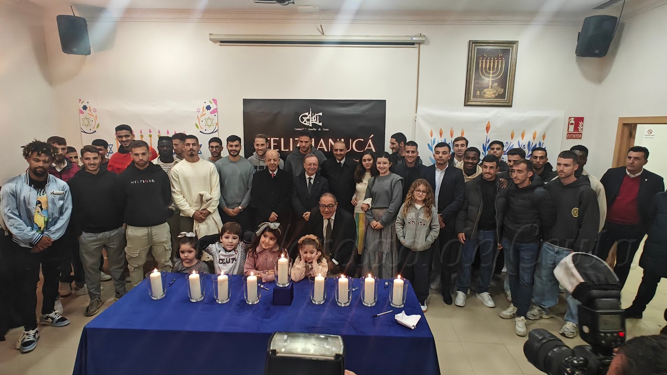 Ceuta enciende la luz de la convivencia: la Janucá se celebra con la presencia de la A.D. Ceuta