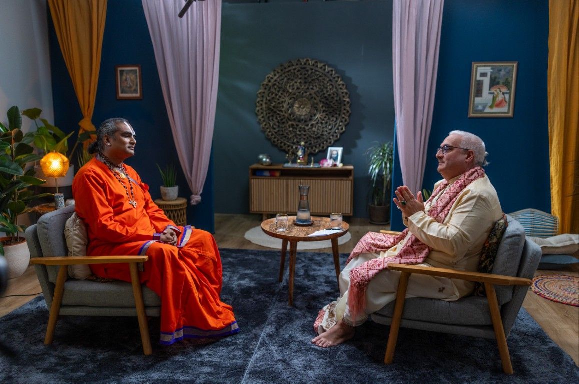 Durante la entrevista en el estudio del ashram 002