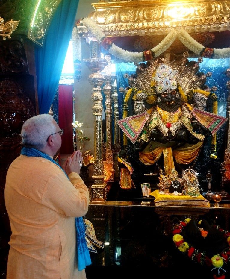 Ofreciendo respetos al Señor Narasimha en Su templo 006