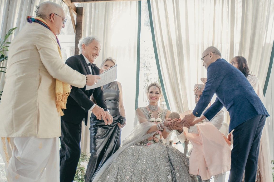 Ramchandani oficia la boda hindú de Bianca y Miren en Sevilla