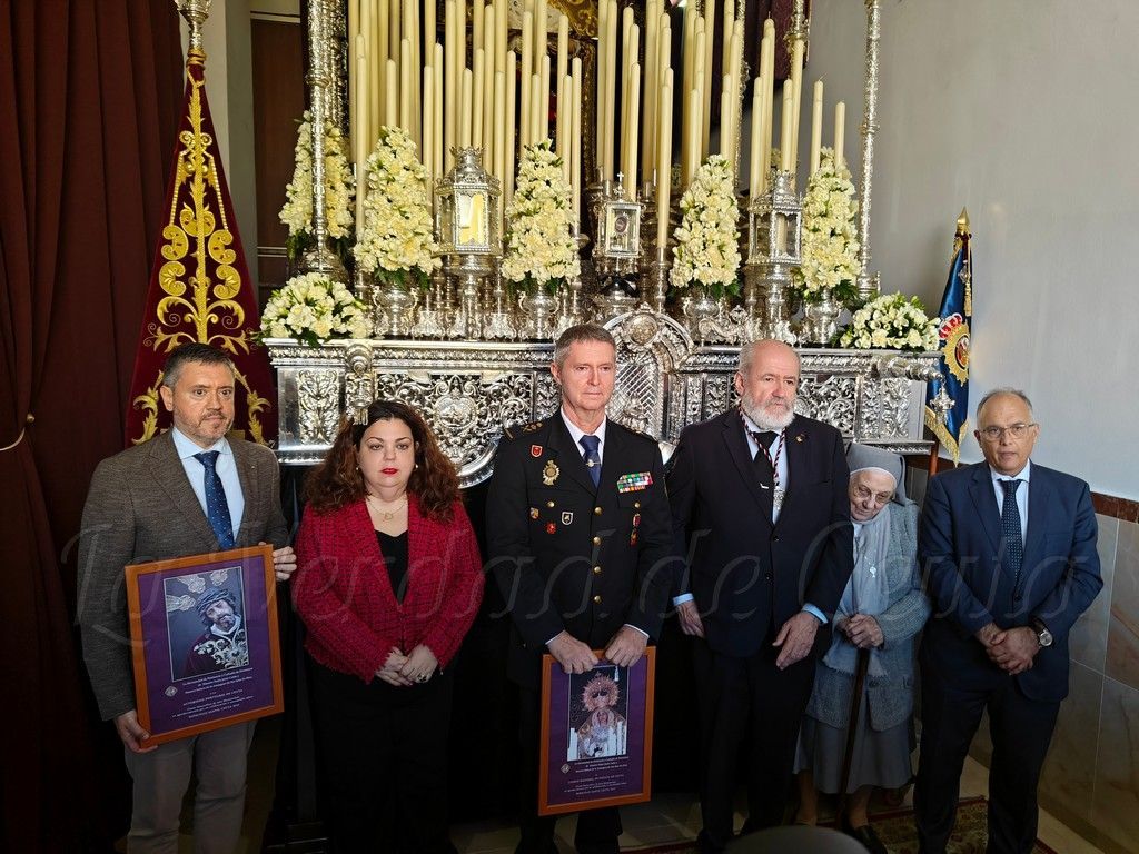 Amargura celebra su tradicional misa y recibe el bastón de mando del jefe de la Policía Nacional