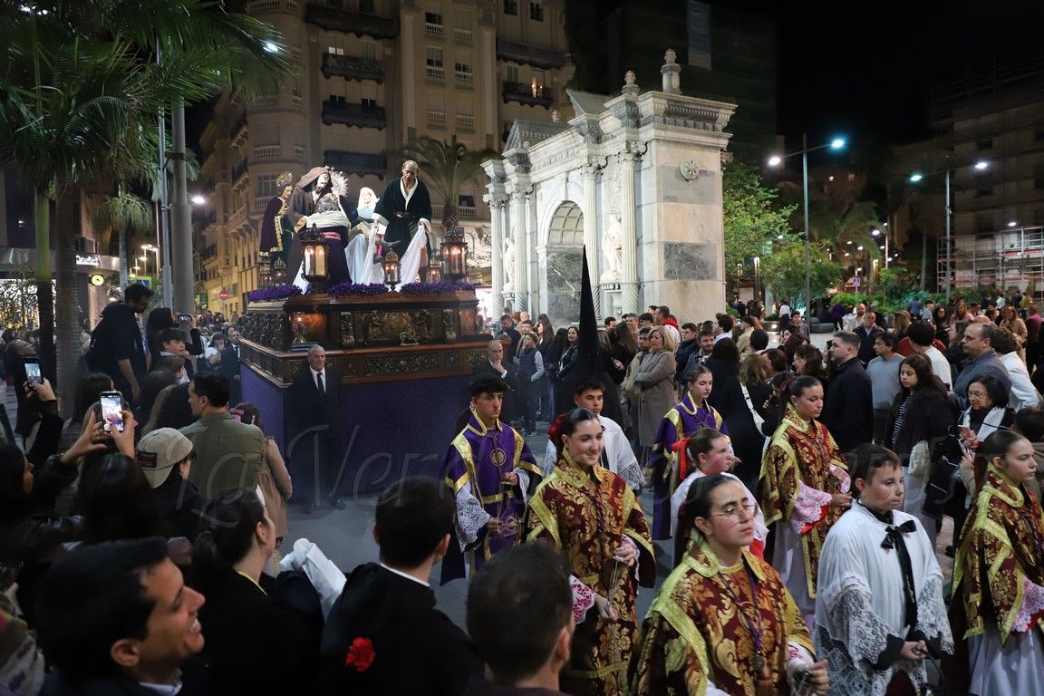 El Cristo del Buen Fin volvió a estremecer las calles ceutíes en completo recogimiento