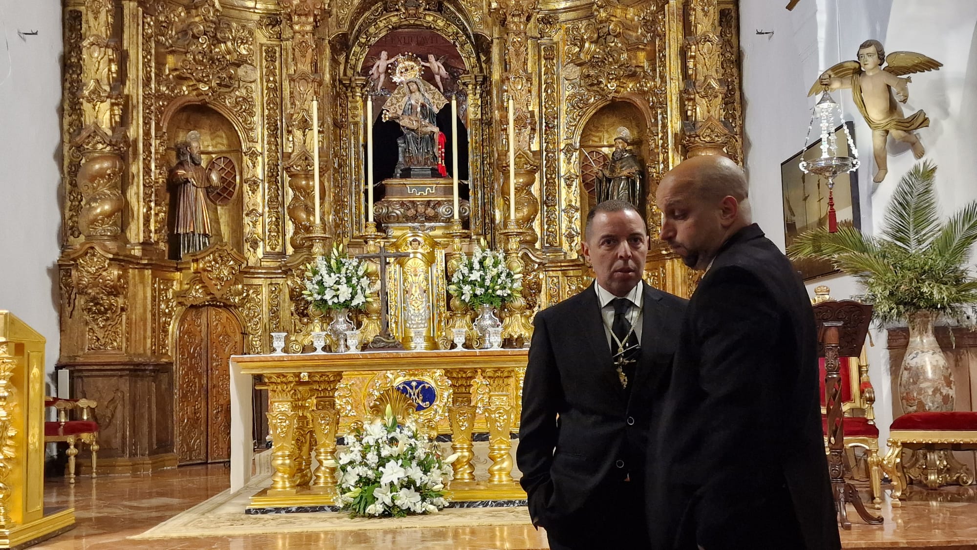 El viento y la amenaza de lluvia impiden la salida procesional de la Hermandad del Encuentro en el Martes Santo ceutí