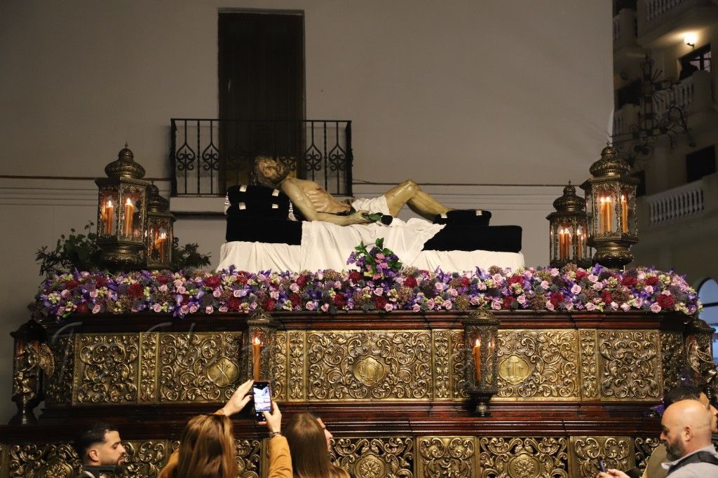 El Santo Entierro recorre Ceuta entre el silencio y la devoción cofrade