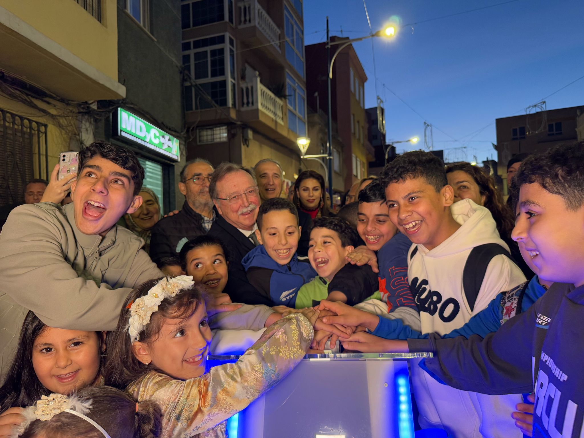 Juan Vivas rodeado de niños en el encendido de las luces de Ramadán