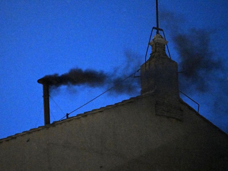 Sigue la fumata negra en Roma: sin Papa tras la tercera votación