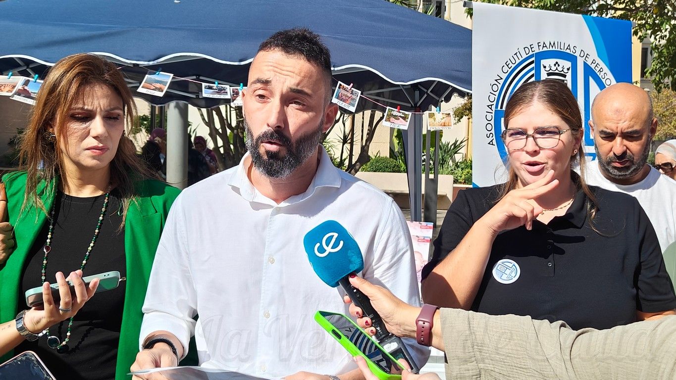 Ceuta visibiliza la realidad de las personas sordas en la plaza de los Reyes
