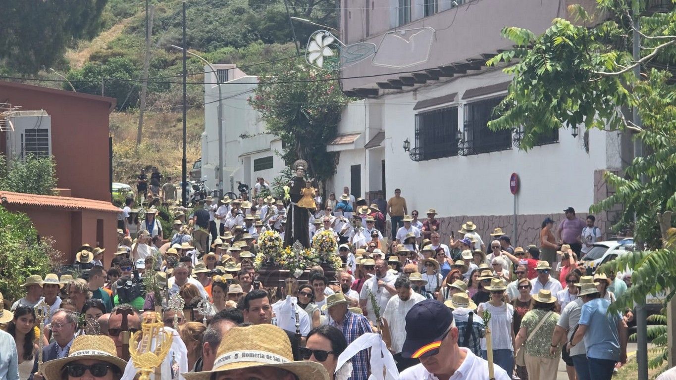 San Antonio reúne a cientos de ceutíes en una jornada de fervor en el monte Hacho