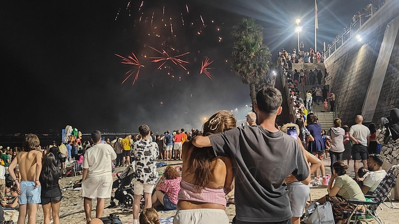Ceuta celebra una mágica noche de San Juan con música, hogueras y fuegos artificiales... hasta que llegó la lluvia