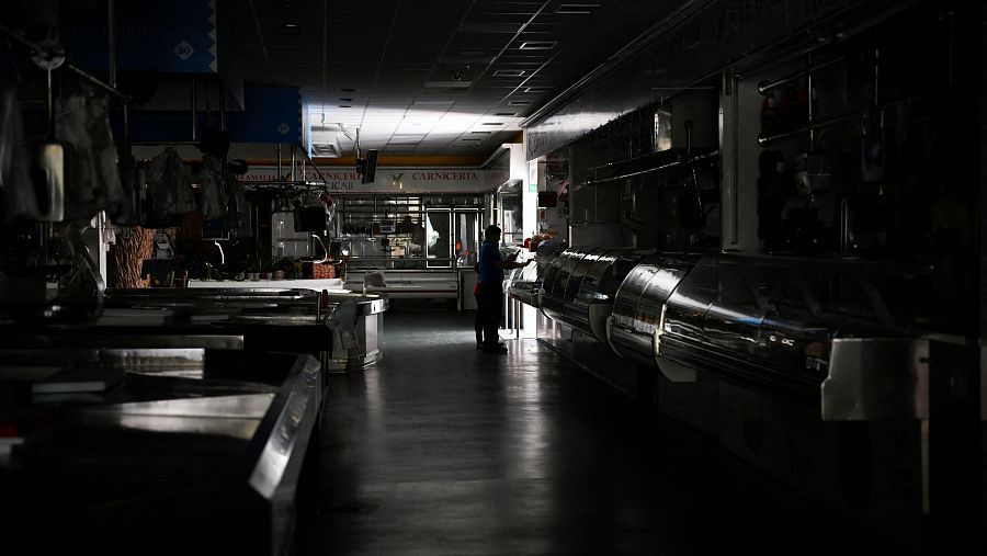OCU y ASESCON exigen explicaciones al corte de luz en toda España